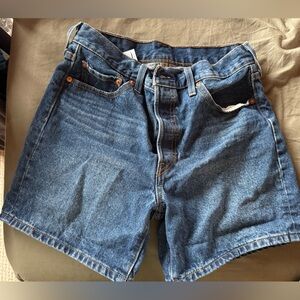 Levi high wasted shorts 
Size 29